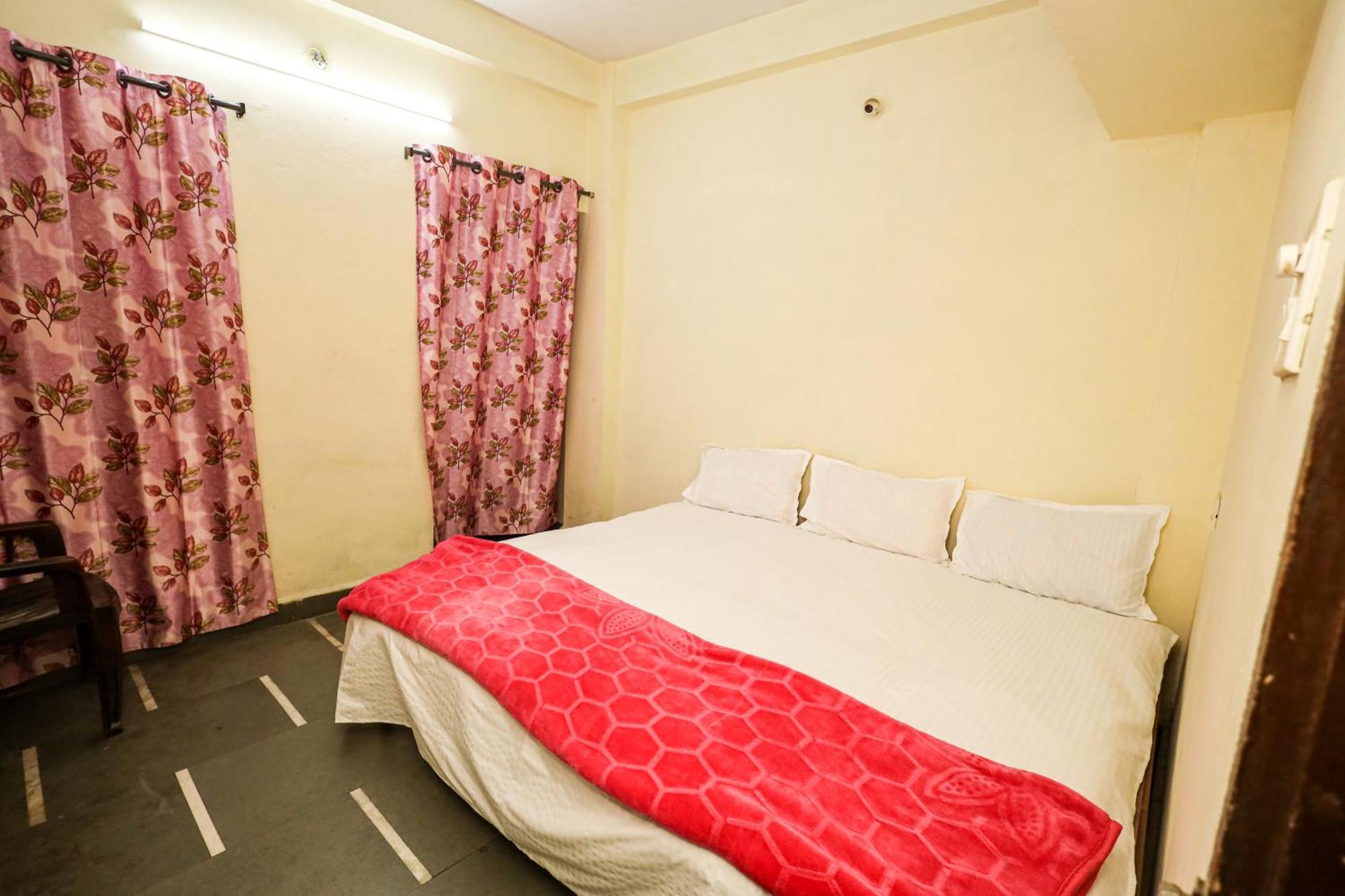 Rai Guest House Uddzsaín Kültér fotó